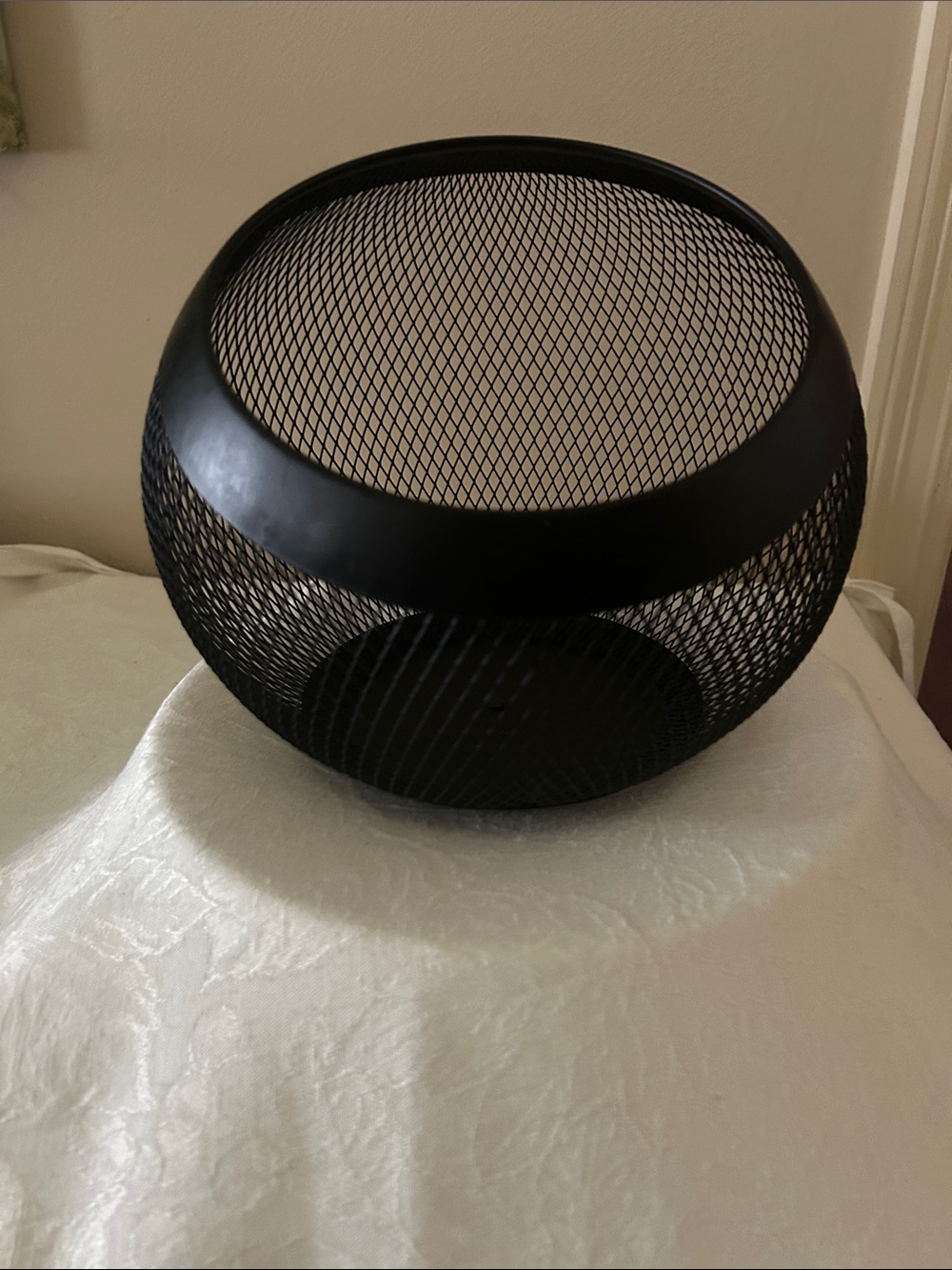 Modern Black Metal Mesh Decorative Bowl - with Swivel base.  Home Accents